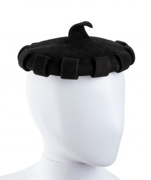 BALENCIAGA Cappello pillbox in panno nero, anni ‘50 Lotto 185 Stima: € 150/200