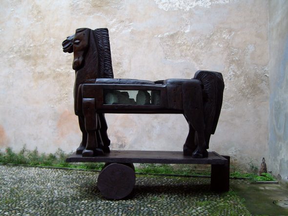Cavallo di Troia, Giancarlo Sangregorio, 1990-1991. marmo di carrara, pietra e legno, ph Roberto Molinari