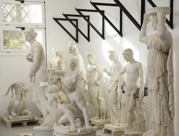 Collezione Torlonia, via della Lungara: gruppo di sculture restaurate: in primo piano Cariatide (Inv. 485), sullo sfondo statua di caprone in riposo (n. inv. 441) 