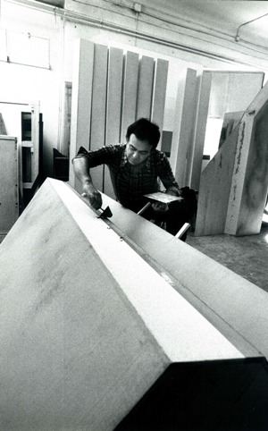 Giuseppe Uncini mentre realizza le opere che esporrà nello Studio Marconi nel 1976