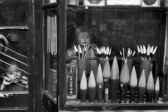 Henri Cartier Bresson Vetrina di un negozio di pennelli Pechino dicembre 1948 © Fondation Henri Cartier Bresson Magnum Photos