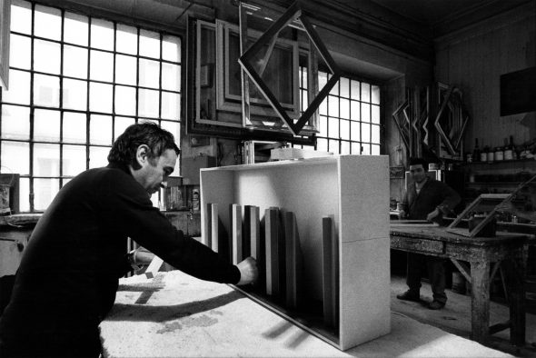 Milano, Studio Marconi_1976 Uncini mentre realizza le opere che esporrà nello Studio Marconi nello stesso anno