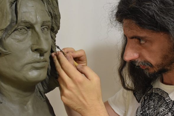 uno scultore scolpisce il volto di anna magnani