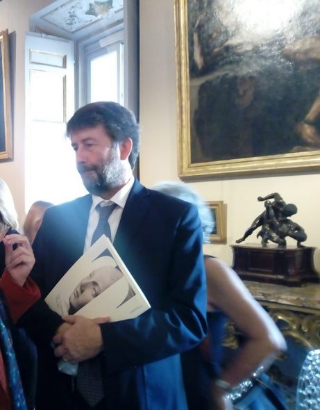 Il ministro Franceschini con la brochure della mostra Foto ArtsLife