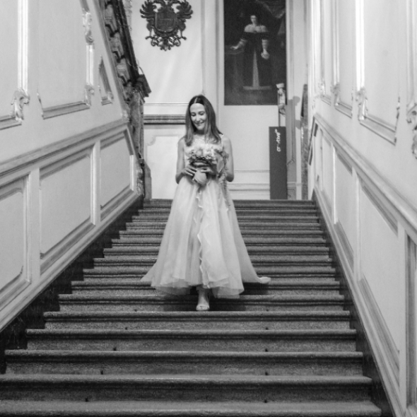 Gea scende dalle scale come il nudo di Marcel Duchamp, ma vestita Dior. Foto Giorgio Colombo.