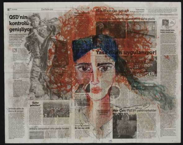 Zehra Doğan, Özdinamik, Auto-dinamica, 2017, carcere di Diyarbakir, 67 x 56 cm, penna a sfera, caffè, curcuma, succo di prezzemolo su giornale Photo credit: Jef Rabillon