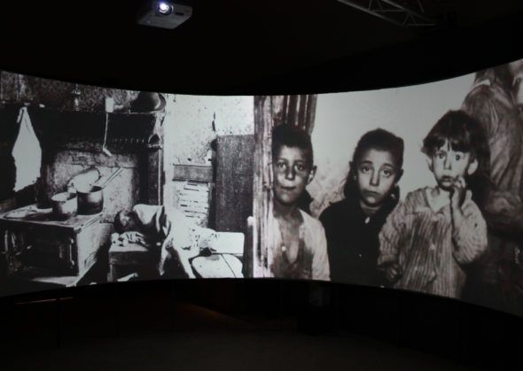 All'interno della proiezione a 270 gradi, situazione migratoria a partire dal 1870, ritratti di persone che hanno lasciato gli appennini e raccontano le loro storie, MES, 2019, Piacenza