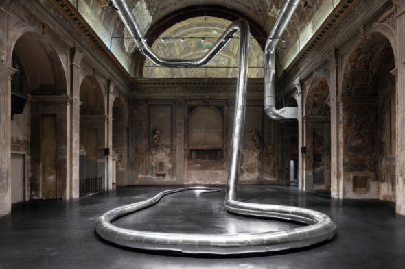 Inge Mahn, The Snake, 2019. Wood and aluminum. Environmental dimentions. Photography by t - space studio. Courtesy of the artist