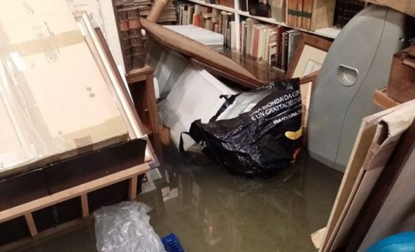 La libreria Segni nel Tempo invasa dall'acqua alta