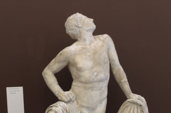 Claco in gesso di statua romana di profilo