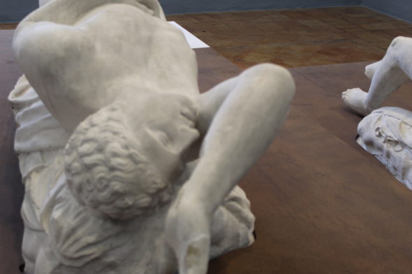 Primo piano di un volto dormiente di un calco di una statua romana 