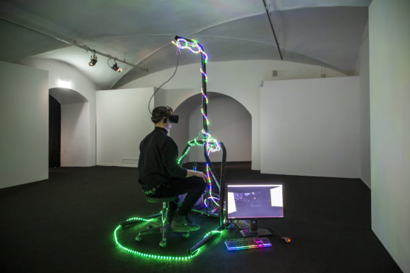 MEIN BLICK (MY VIEW), 2017. Installazione di realtà virtuale: video 10’7’’, sedia da ufficio, Gaming PC, Visore VR, punchball stand.  Courtesy l’artista  ph. Federica Di Giovanni