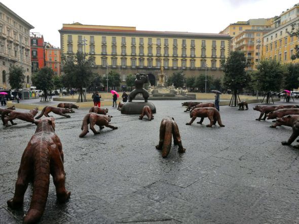 Liu Ruowang, Wolves Coming, piazza del Municipio, Napoli. Foto Artslife