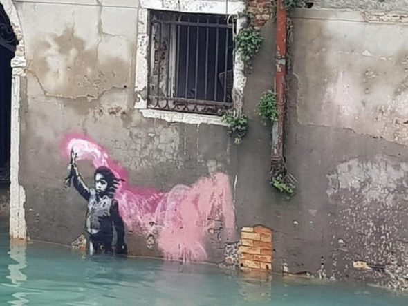 bambino naufrago di Banksy soommerso dall'acqua