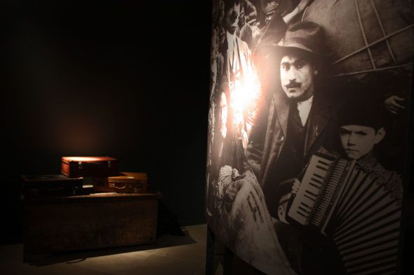 immagini di migranti con valige d'epoca, MES, 2019, Piacenza