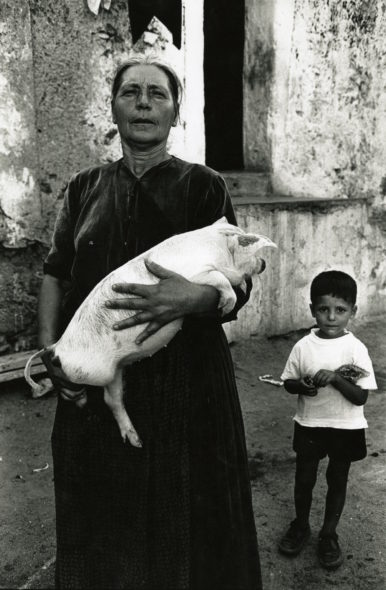 01_Lisetta Carmi, Irgoli, donna con il maialino,1962, © Lisetta Carmi, courtesy Martini & Ronchetti