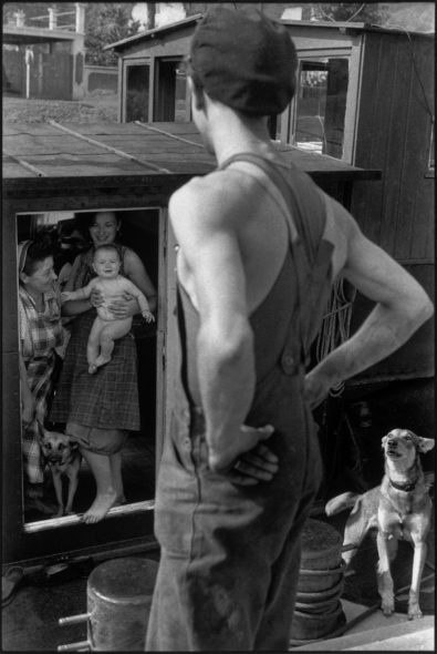 HCB_Bougival-France-1956 Henri Cartier-Bresson Bougival, France, 1956, épreuve gélatino-argentique de 1973 © Fondation Henri Cartier-Bresson / Magnum Photos