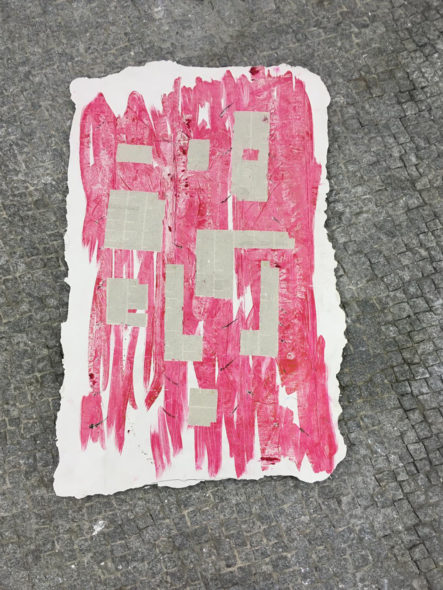 Lotta Bartoschewski, Breaking News (2019) plaster. ink, printing ink , 180x105x8cm