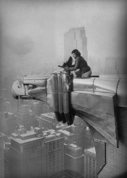 Margaret Bourke White Margaret Bourke-White al lavoro in cima al grattacielo Chrysler, New York City, 1934; © Oscar Graubner/Courtesy Estate of Margaret Bourke-White