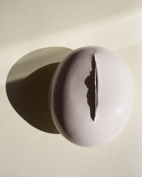 Tami Izko, Egg, 2018, ceramica di gres, cm 12x26x20 © Tami Izko, courtesy Viasaterna