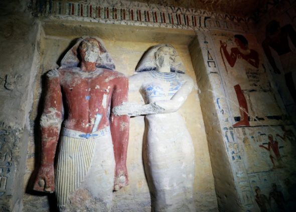 Wah-t, il proprietario della tomba, qui con sua moglie Wret-Ptah. Fotografia di Mohamed Abd El Ghany Reuters