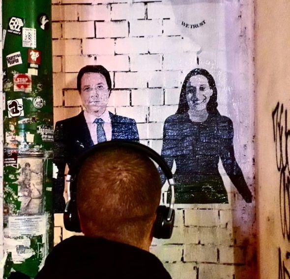 La street artist Cristina Donati Mayer accende un faro, prima che sulla questione cali di nuovo un insopportabile silenzio.