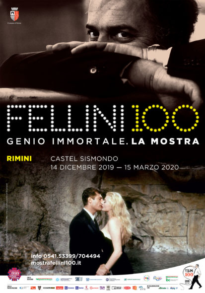 locandina mostra su Fellini con il primo piano di Fellini e in basso il bacio della celebre scena della Dolce Vita nella fontana