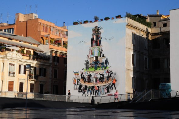 Il murale di Ozmo al Macro (2012) che rappresenta un sistema economico e sociale piramidale