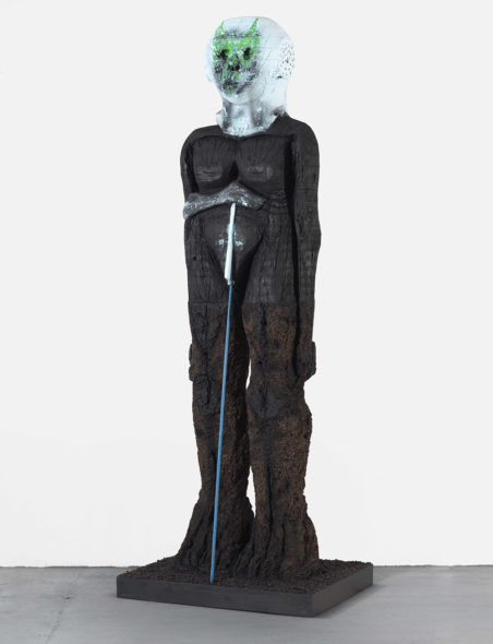 uma Bhabha, Beyond the River, 2019, sughero, Styrofoam, tondino di ferro, legno, acrilico, e oil stick, 76.2 × 94 × 261.6 cm © Huma Bhabha