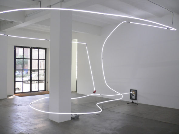 Pietro Roccasalva , Jockey full of Bourbon II , 2006 , neon, acrilico su carta su forex, specchio, resina, piume dipinte a mano, 290x680x580 cm Collezione Giuliani, Roma