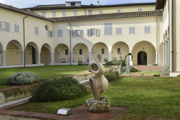 Fondazione Ragghianti Primo chiostro in primo piano Luciano Pera, Gea-gene 1982