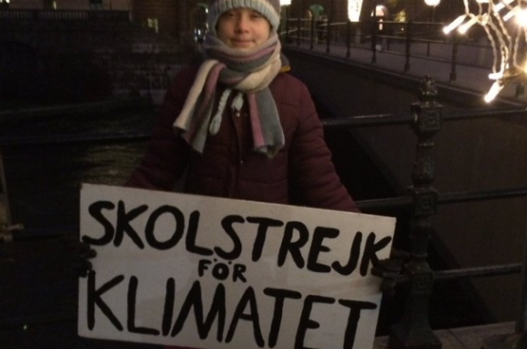 Greta Thunberg protesta fuori dal palazzo del Parlamento svedese