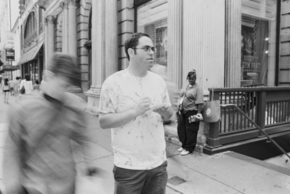 Jason Polan con il suo taccuino in mezzo al traffico umano di New York