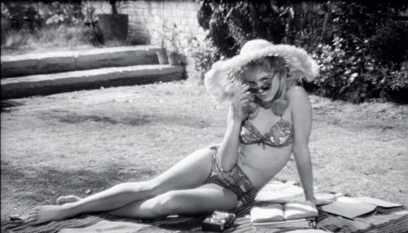Sue Lyon in una celebre scena del film Lolita, diretto da Stanley Kubrick nel 1962