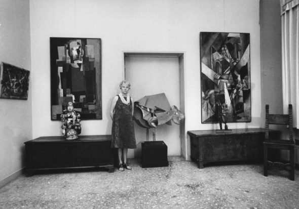 Peggy Guggenheim nella sala da pranzo di Palazzo Venier dei Leoni, Venezia, fine anni ‘60. Photo Archivio Cameraphoto Epoche