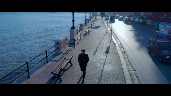 Claudio Gioè sul lungomare di Bari in Passeggeri notturni