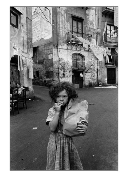 Letizia Battaglia, Palermo, Quartiere Kalsa. La Bambina con il pane, 1979